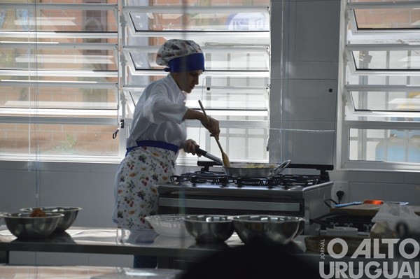 Cozinha didática ensina receitas na Casa da Emater