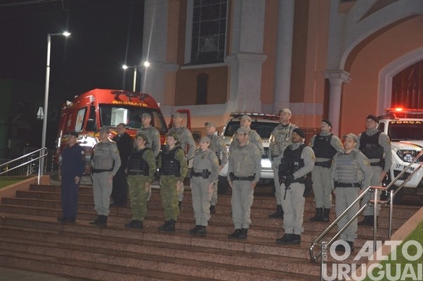 BM e Bombeiros de FW realizam homenagem a sargento morto em Caxias