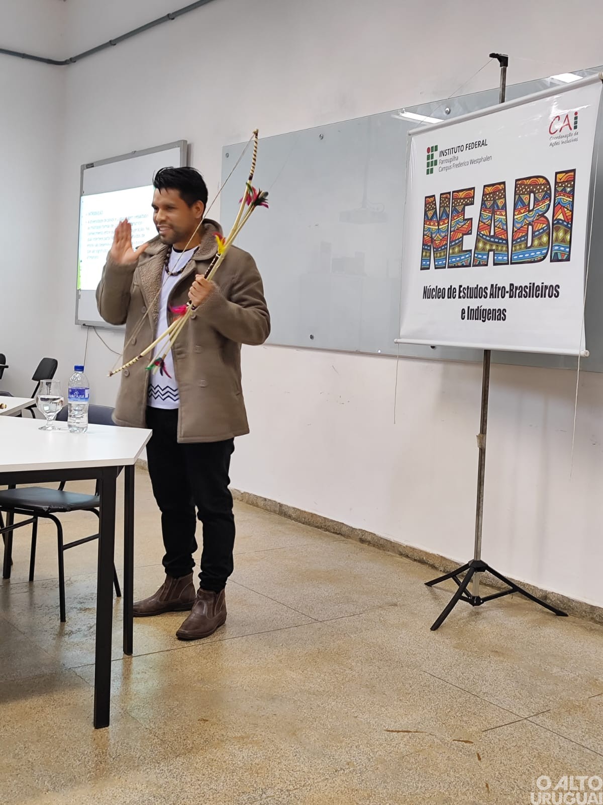 Professor indígena ministra aula no curso de licenciatura em Matemática do IFFar-FW