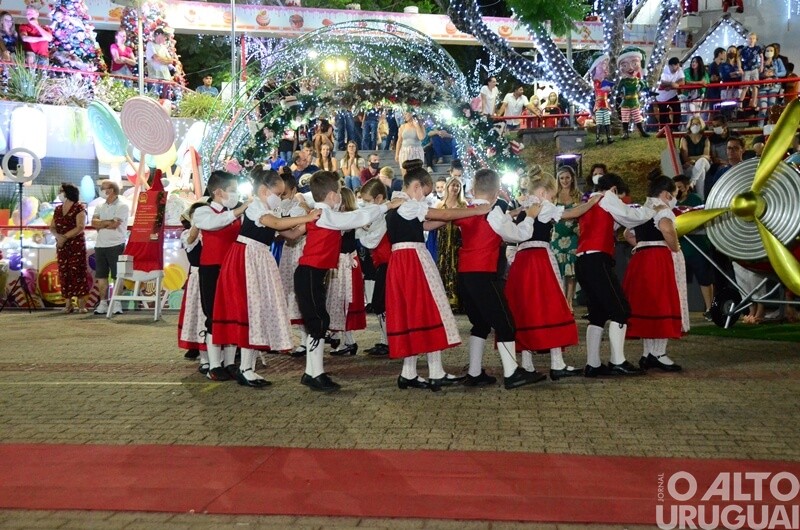 Apresentações do Centro Cultural 25 de Julho marcam noite do Frederico em Luz