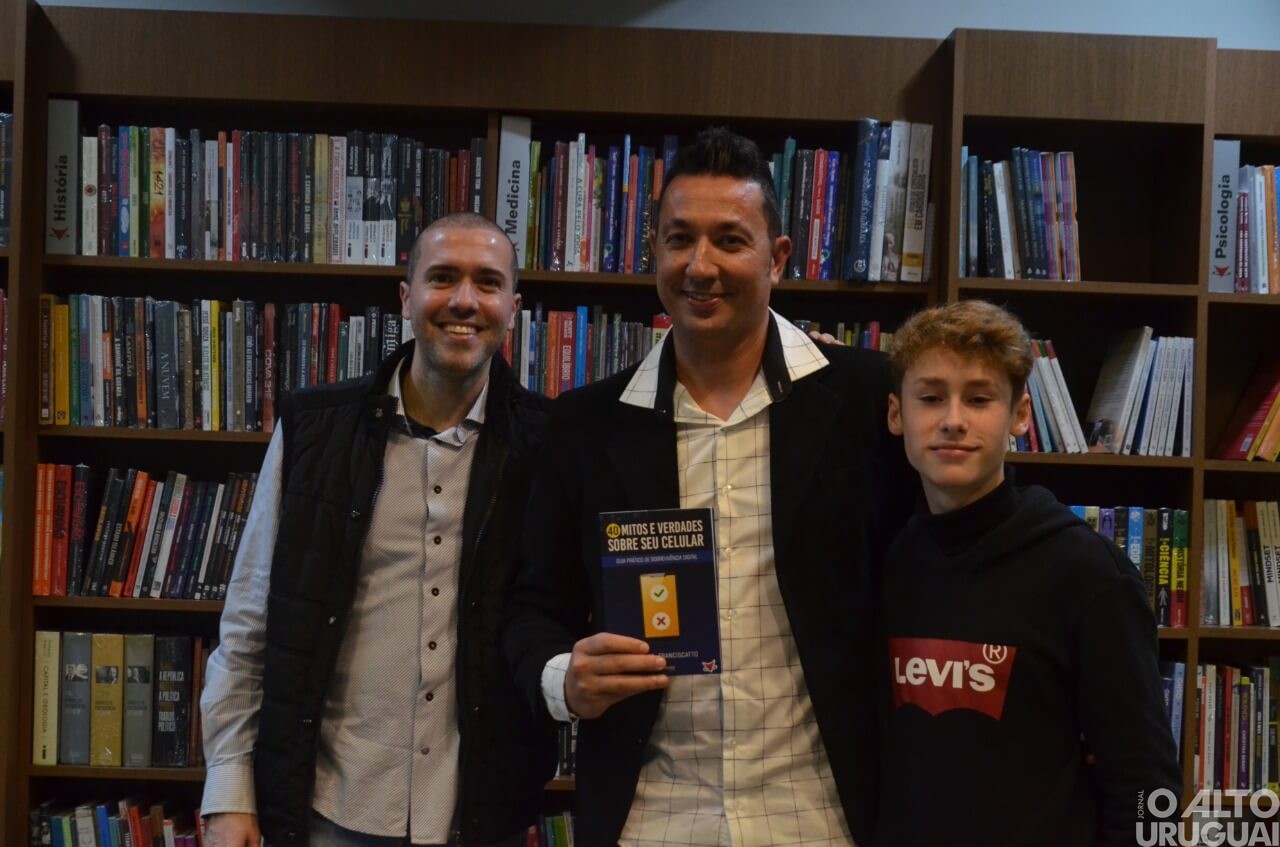 Professor Roberto Franciscatto lança livro pela Vitrola Editora