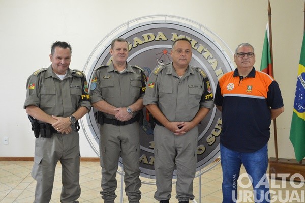 Autoridades são homenageadas pelo 37º BPM