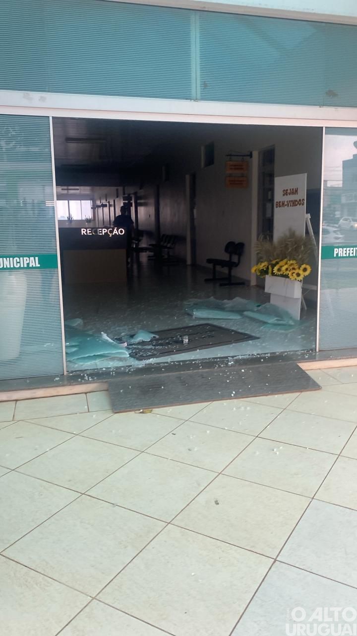 Prefeitura de Seberi é alvo de depredação