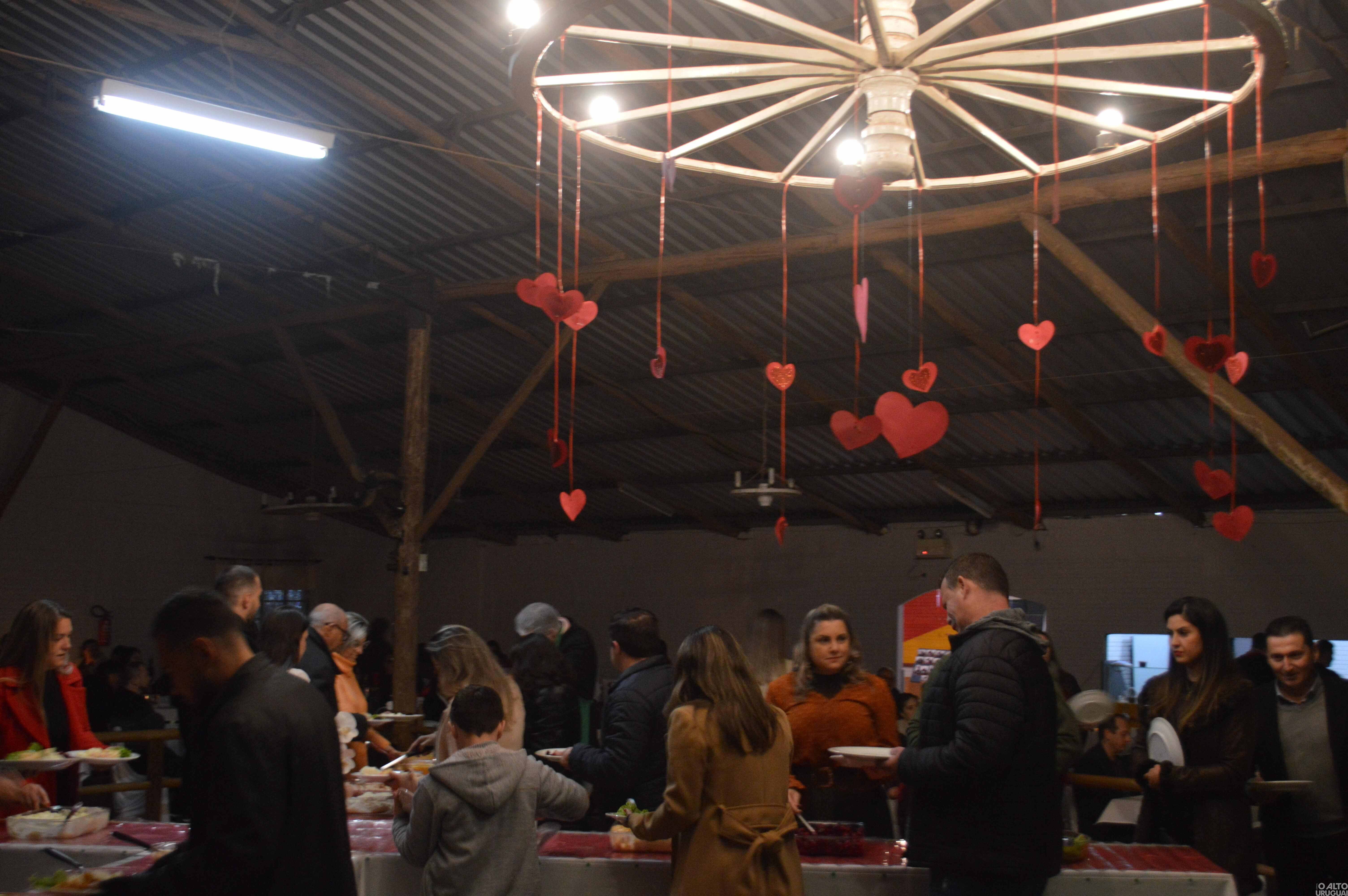 Noite do Galanteio reúne casais no CTG Rodeio da Querência