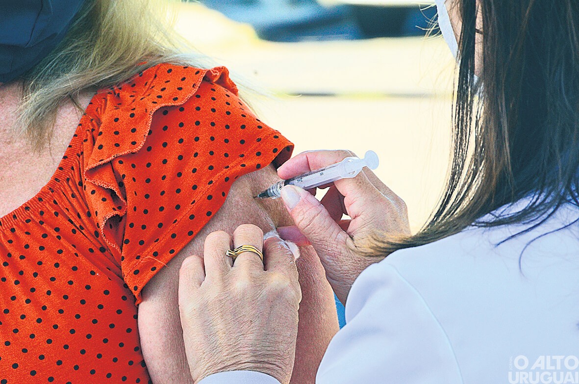 RS tem 236 municípios com mais de 90% da população adulta completamente vacinada