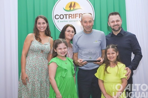 Colaboradores da Cotrifred recebem homenagem