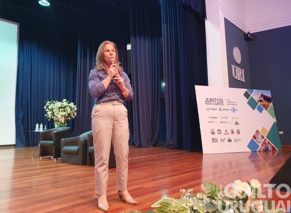 Seminário reúne 400 pessoas e foca na produção de leite a pasto