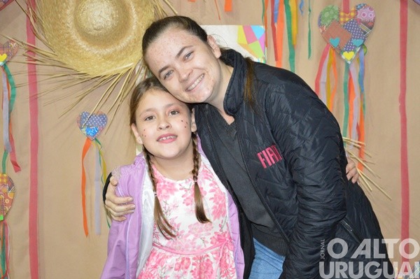 Festa Junina da Escola Irmã Odila Lehnen reúne comunidade em noite de alegria e tradição