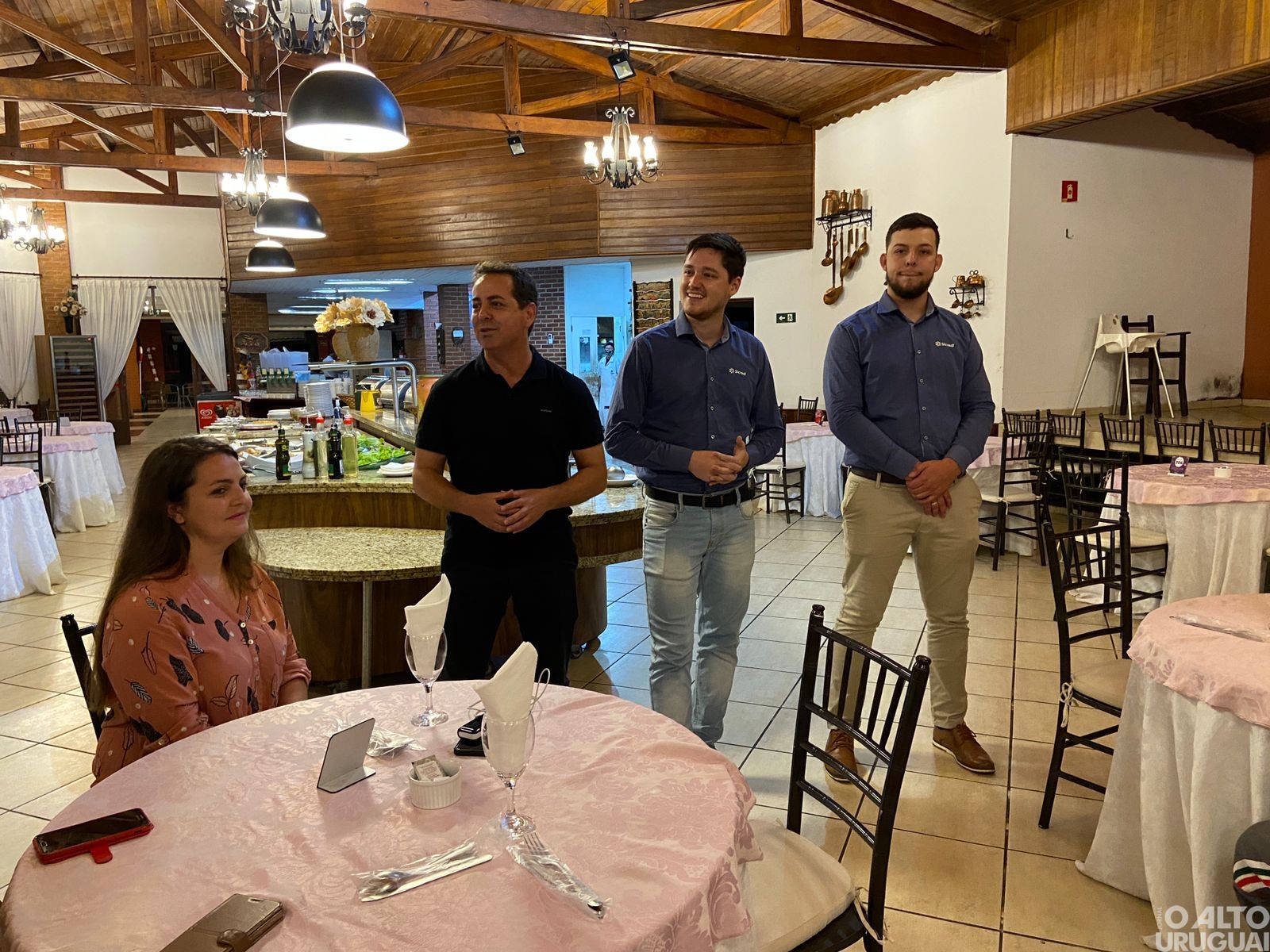 Representantes do STR regional conhecem produção de morangos mineira