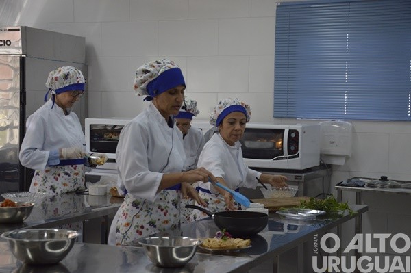 Cozinha didática ensina receitas na Casa da Emater