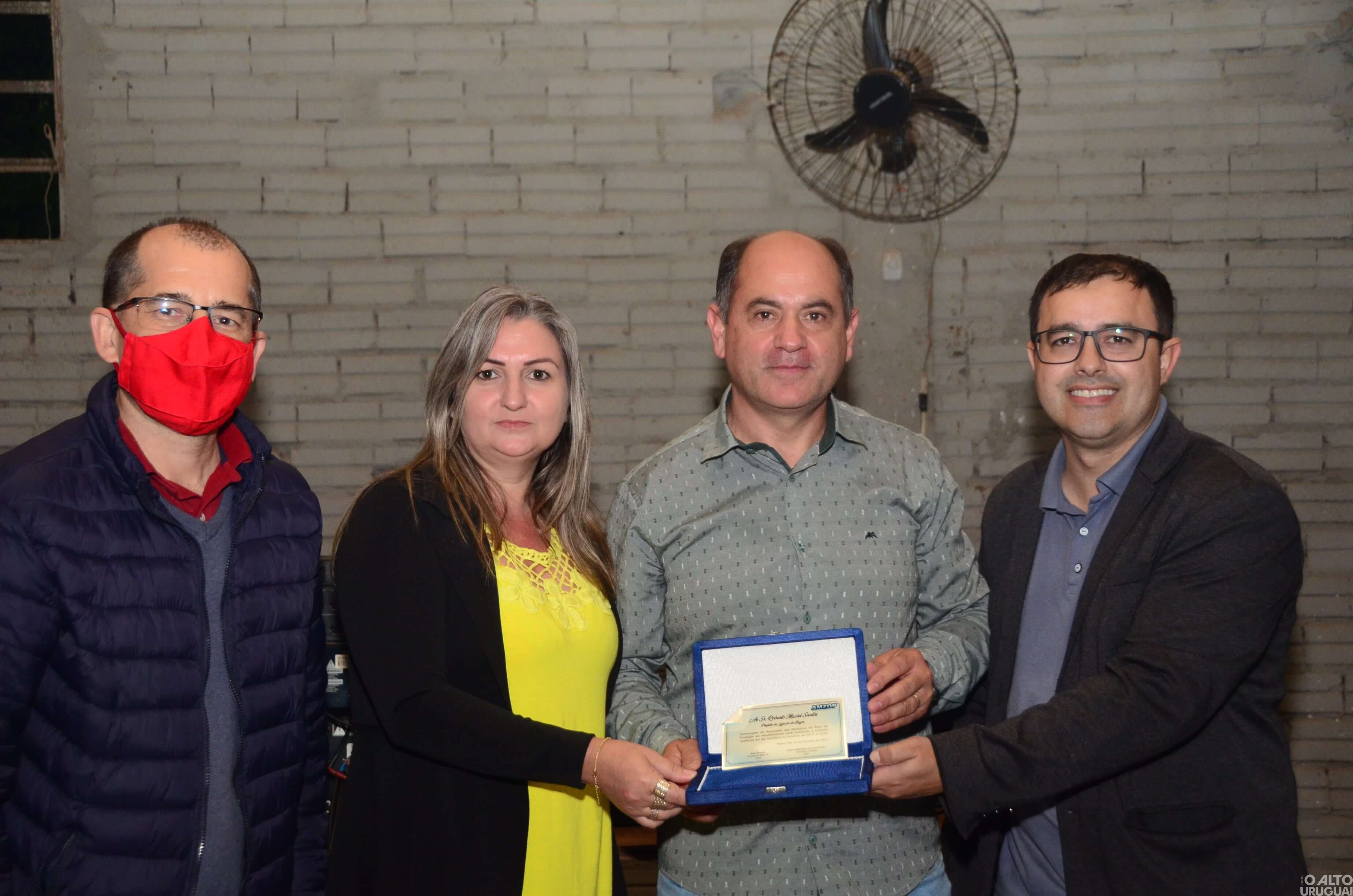 Gestores municipais recebem homenagem da Amzop