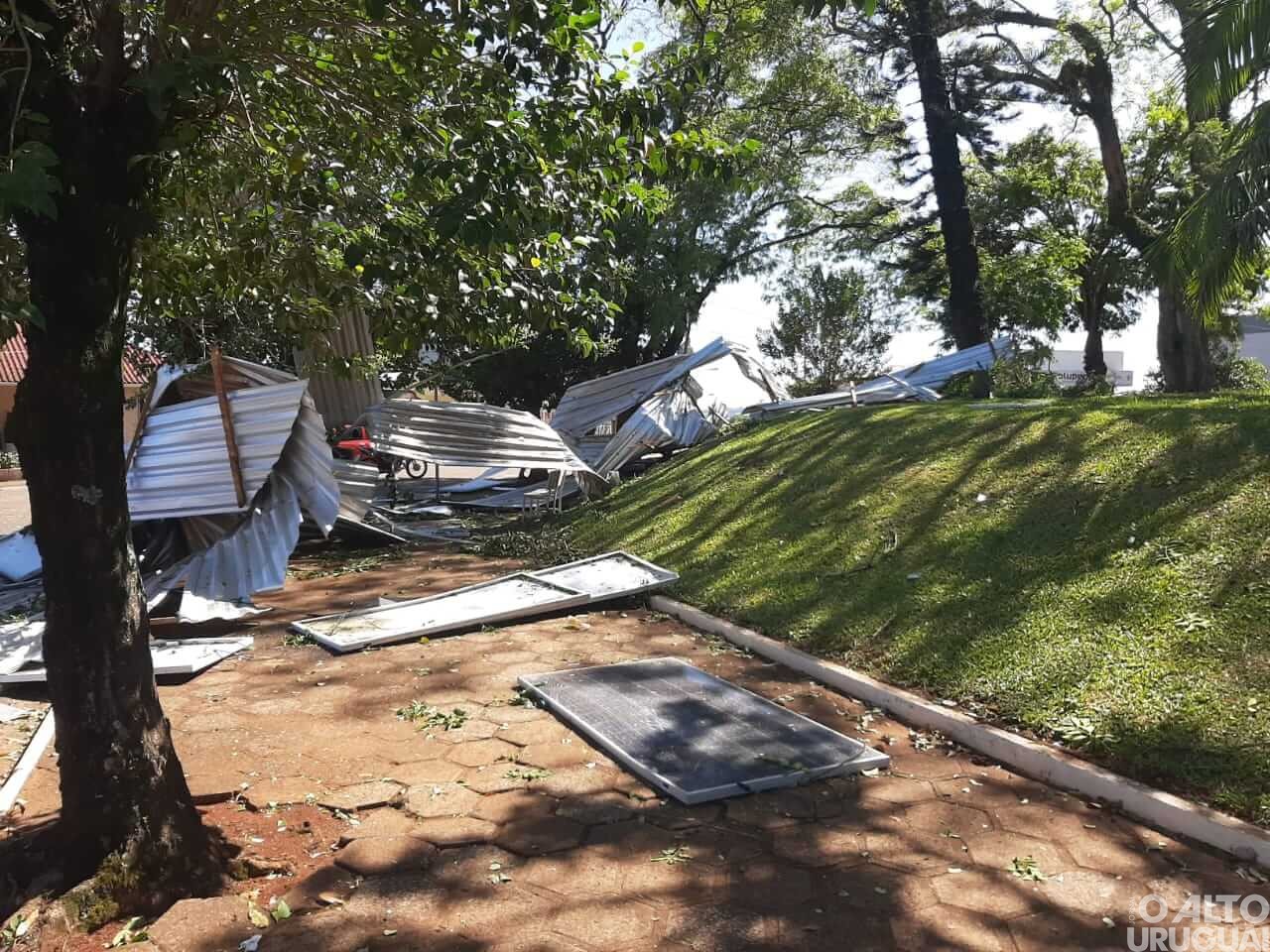 Ventos fortes causam estragos na região