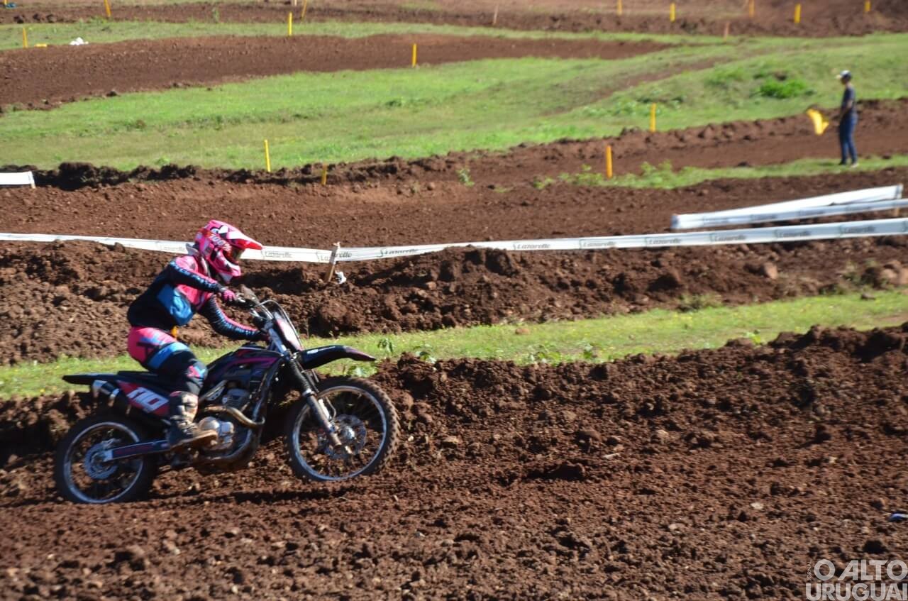Pilotos do RS e SC disputam provas de velocross em Taquaruçu do Sul