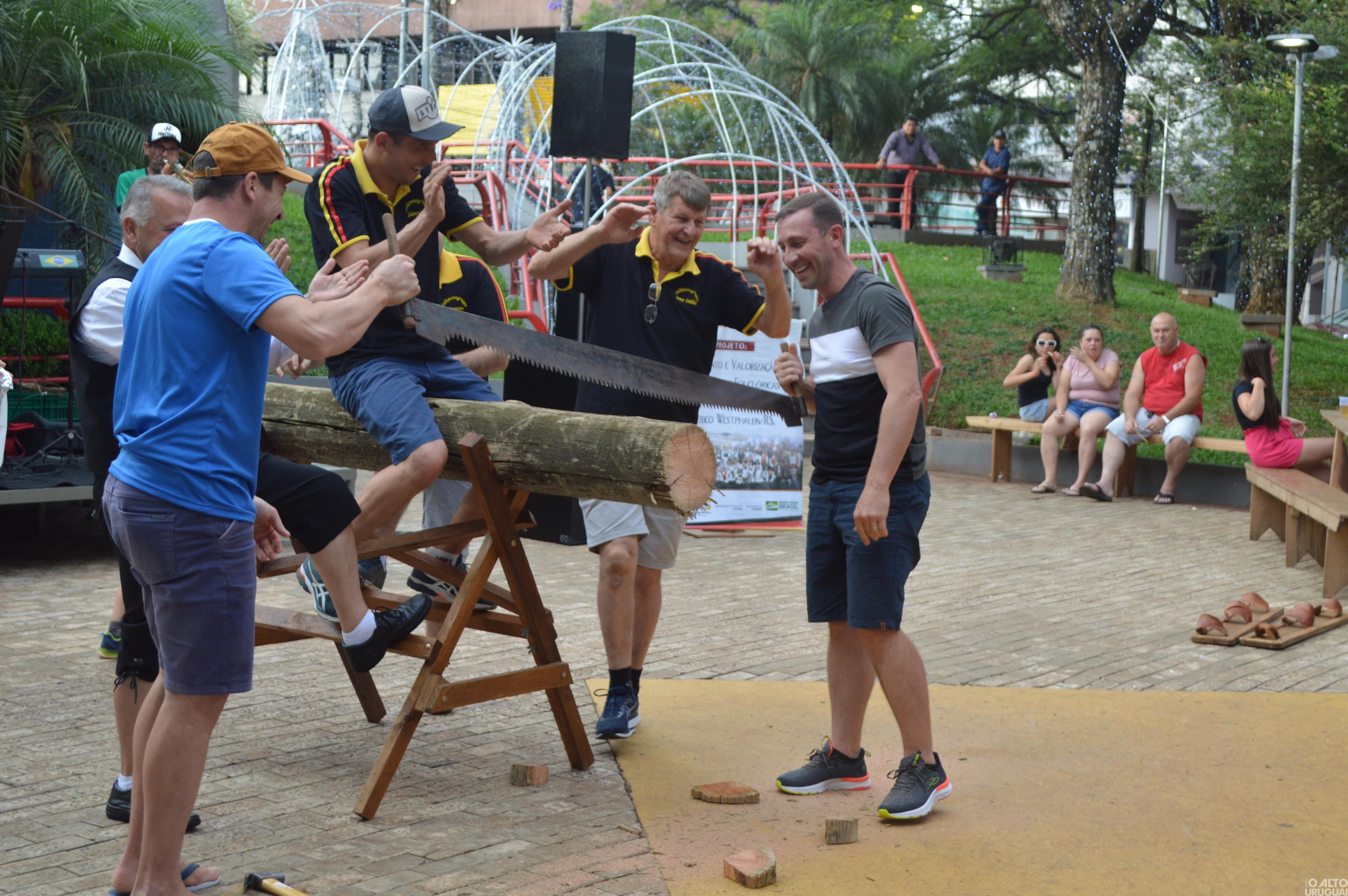 Biergarten diverte público no Frederico em Luz
