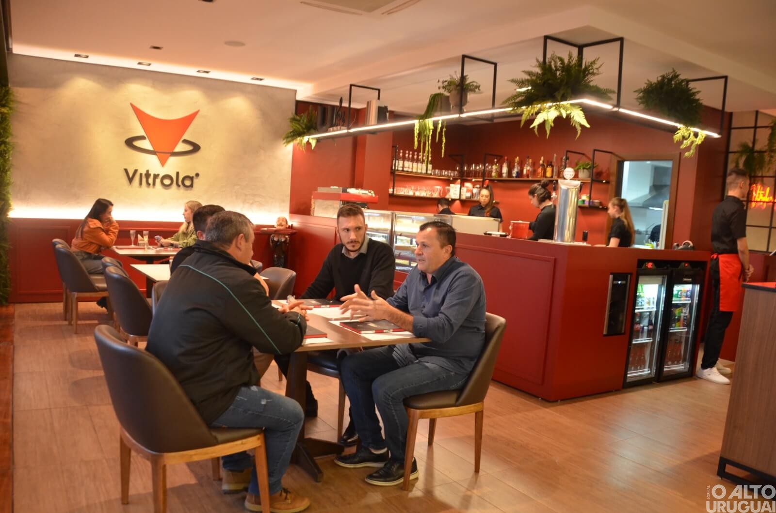 Vitrola reinaugura espaço gourmet e lança novo cardápio 