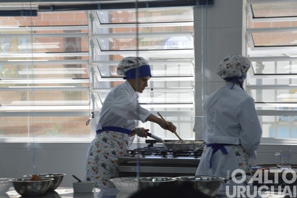 Cozinha didática ensina receitas na Casa da Emater