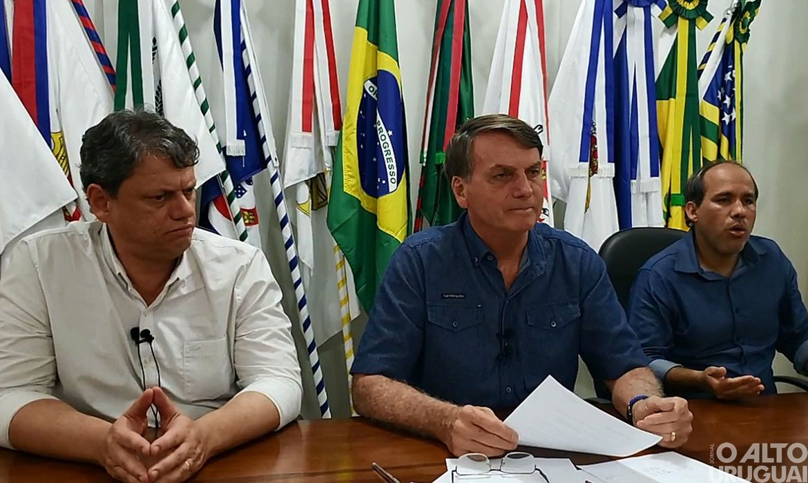 Jair Bolsonaro negocia mudanças que alteram ICMS sobre combustíveis