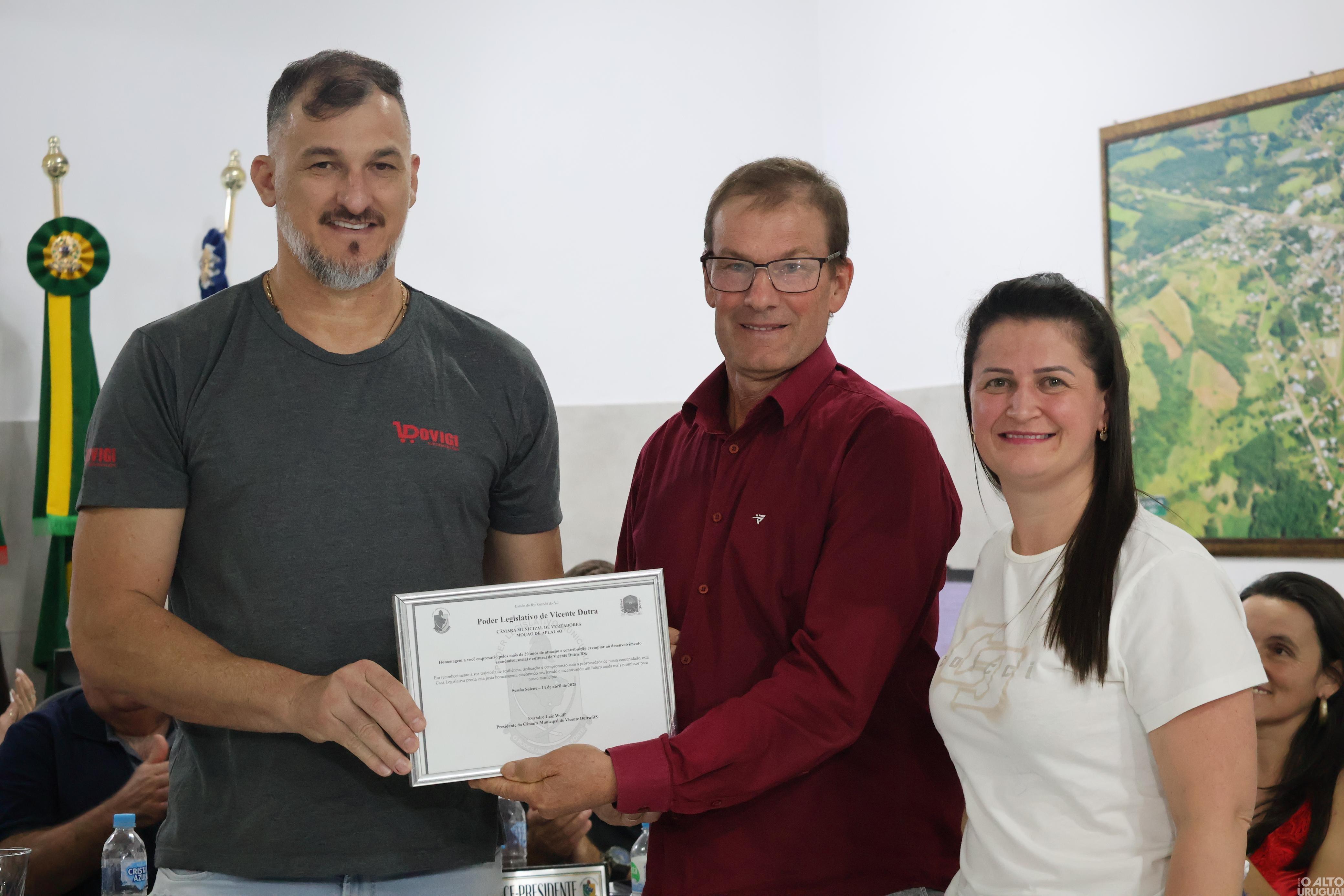 Empresários são homenageados pela Câmara de Vicente Dutra