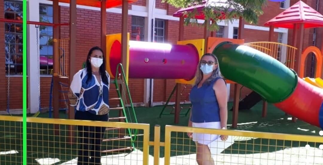 Prefeita em exercício vista Escola Mario Quintana