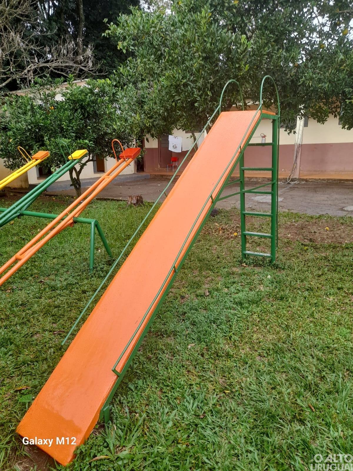 Recuperados brinquedos na pracinha da Escola Pedro Sarturi em Cristal do Sul