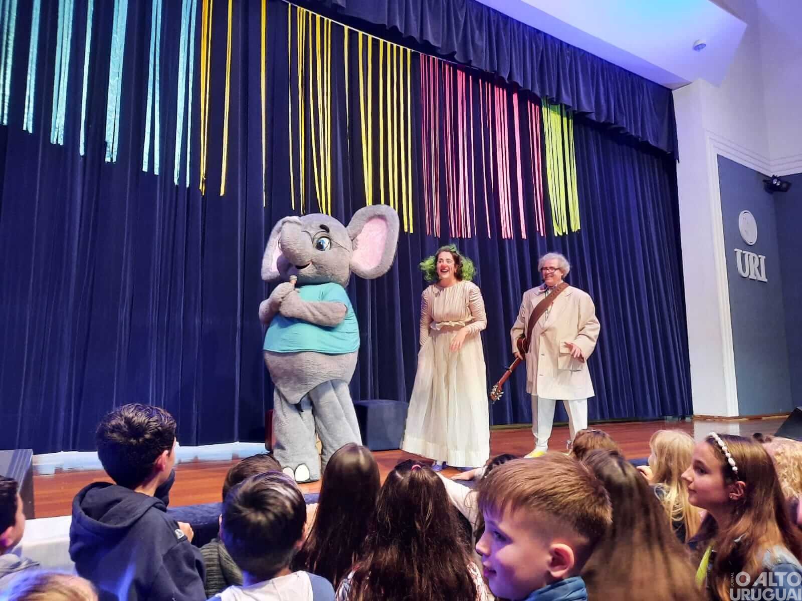 Escola Afonso Pena promove peça teatral comemorativa aos seus 60 anos