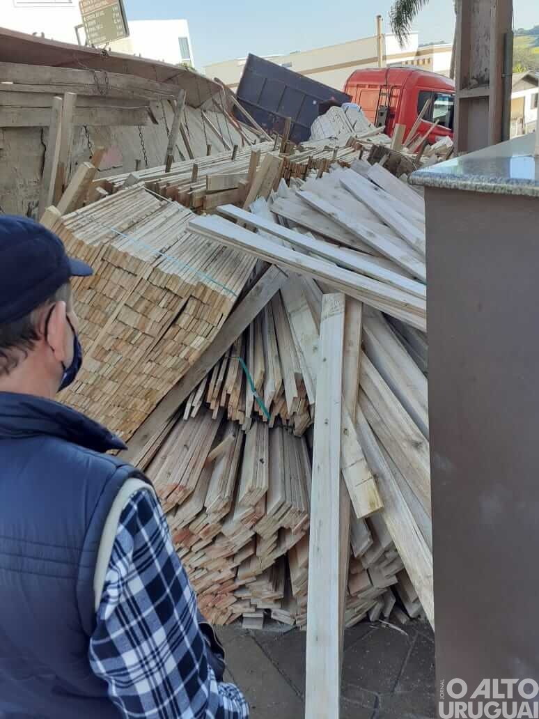 Carreta carregada com tábuas de madeira tomba no centro de Rodeio Bonito