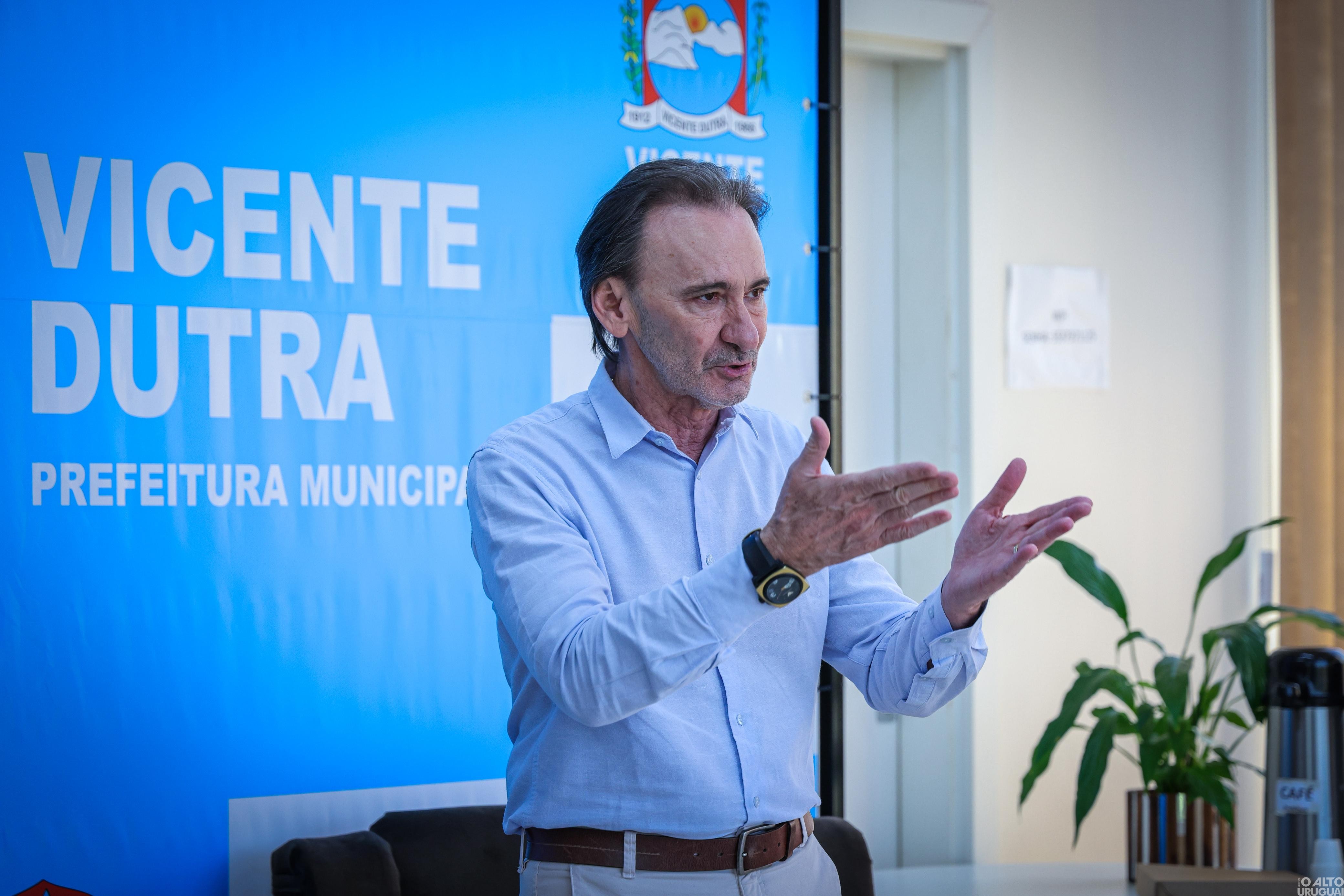 Secretário Costella e diretor do Daer visitam Vicente Dutra