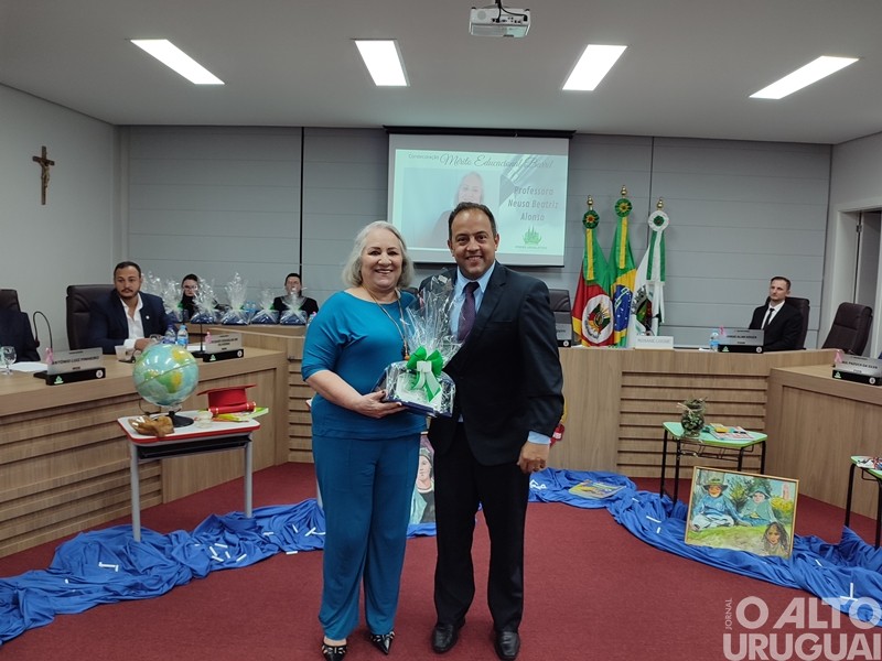 Poder Legislativo valoriza professores com a Condecoração Mérito Educacional Barril