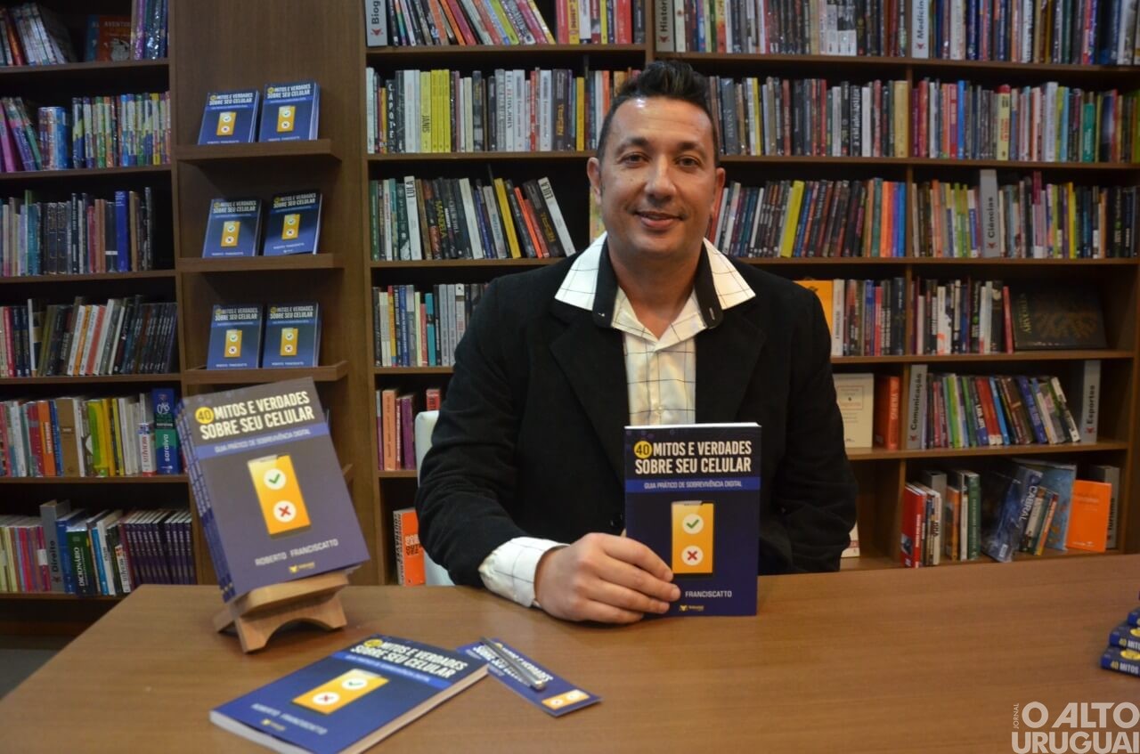 Professor Roberto Franciscatto lança livro pela Vitrola Editora