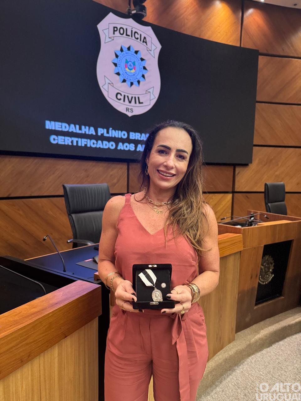 Delegada regional Aline Palma recebe medalha Plínio Brasil Milano