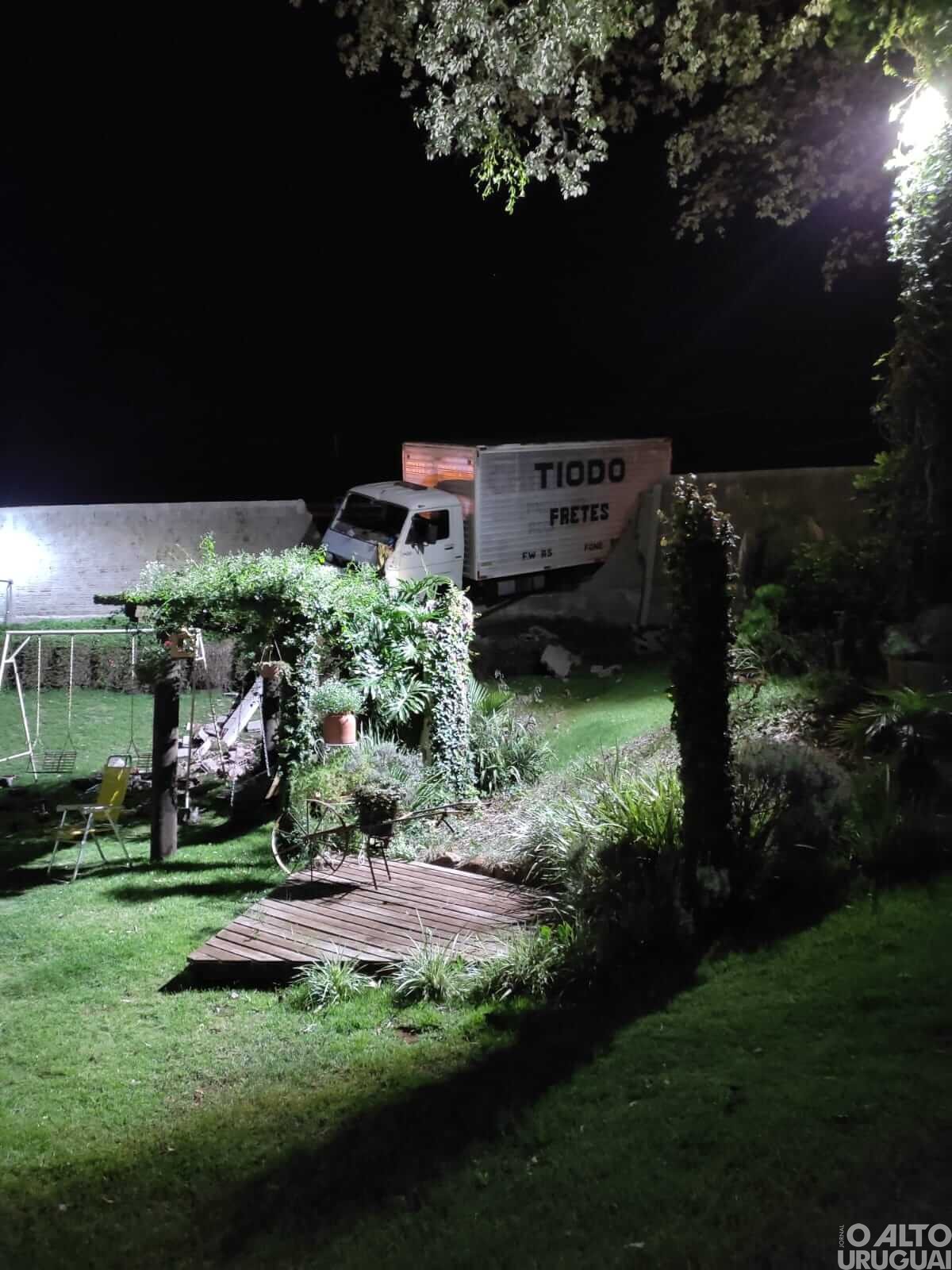 Caminhão baú colide contra muro de residência em FW