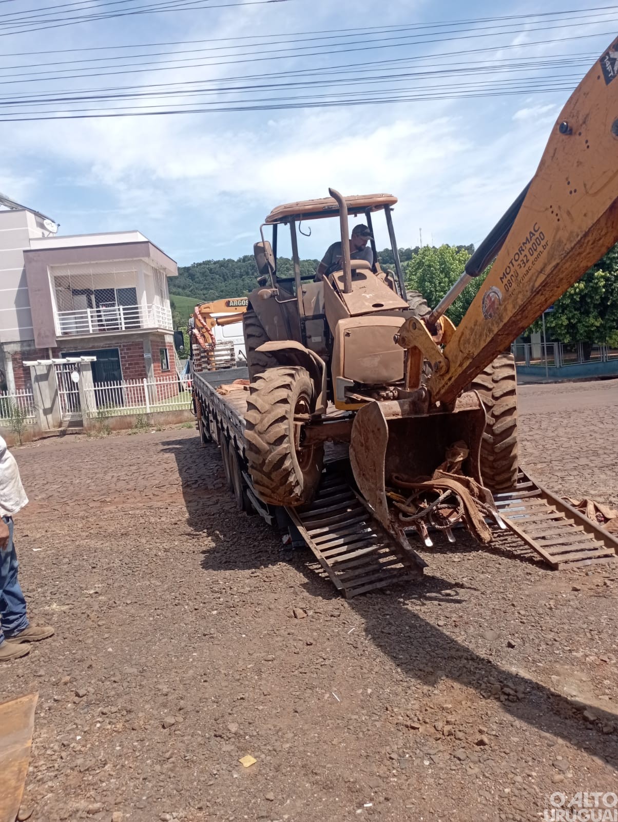 Administração de Cristal do Sul recupera trator abandonado há anos