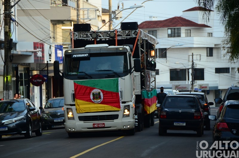 Renato Borghetti e Daniel Torres apresentam show farroupilha em FW