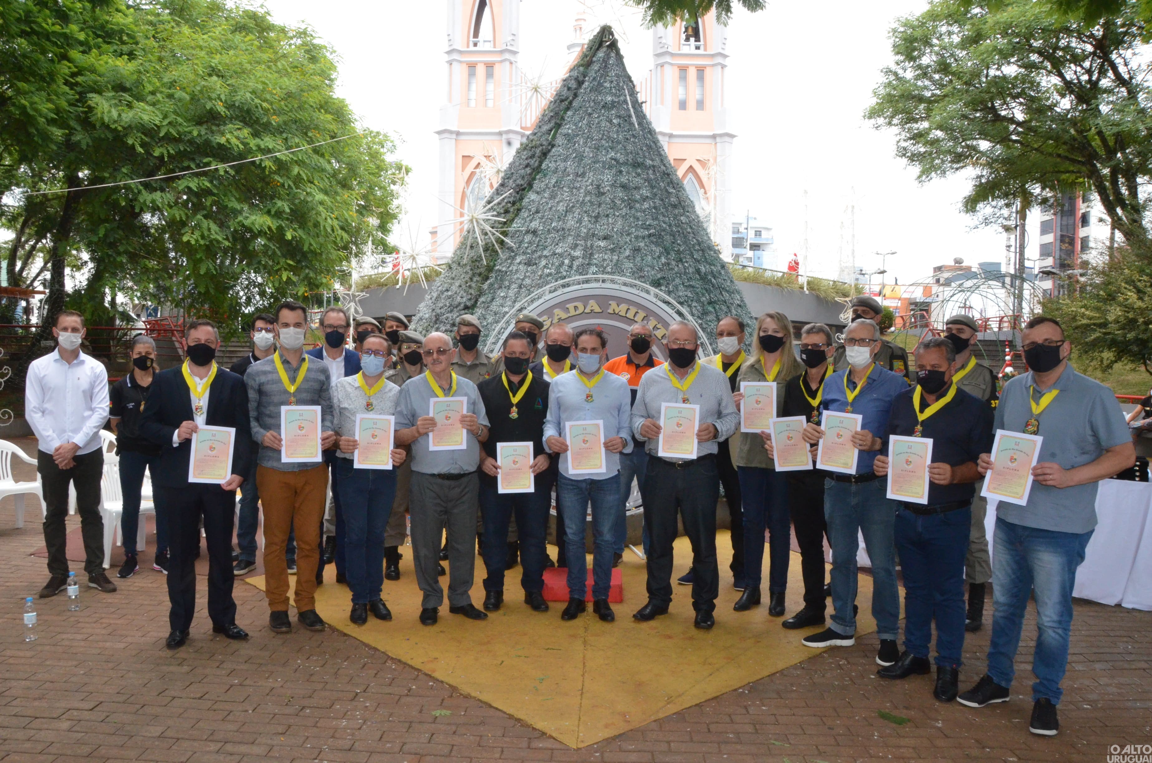 37º BPM realiza cerimônia de entrega de comendas a homenageados
