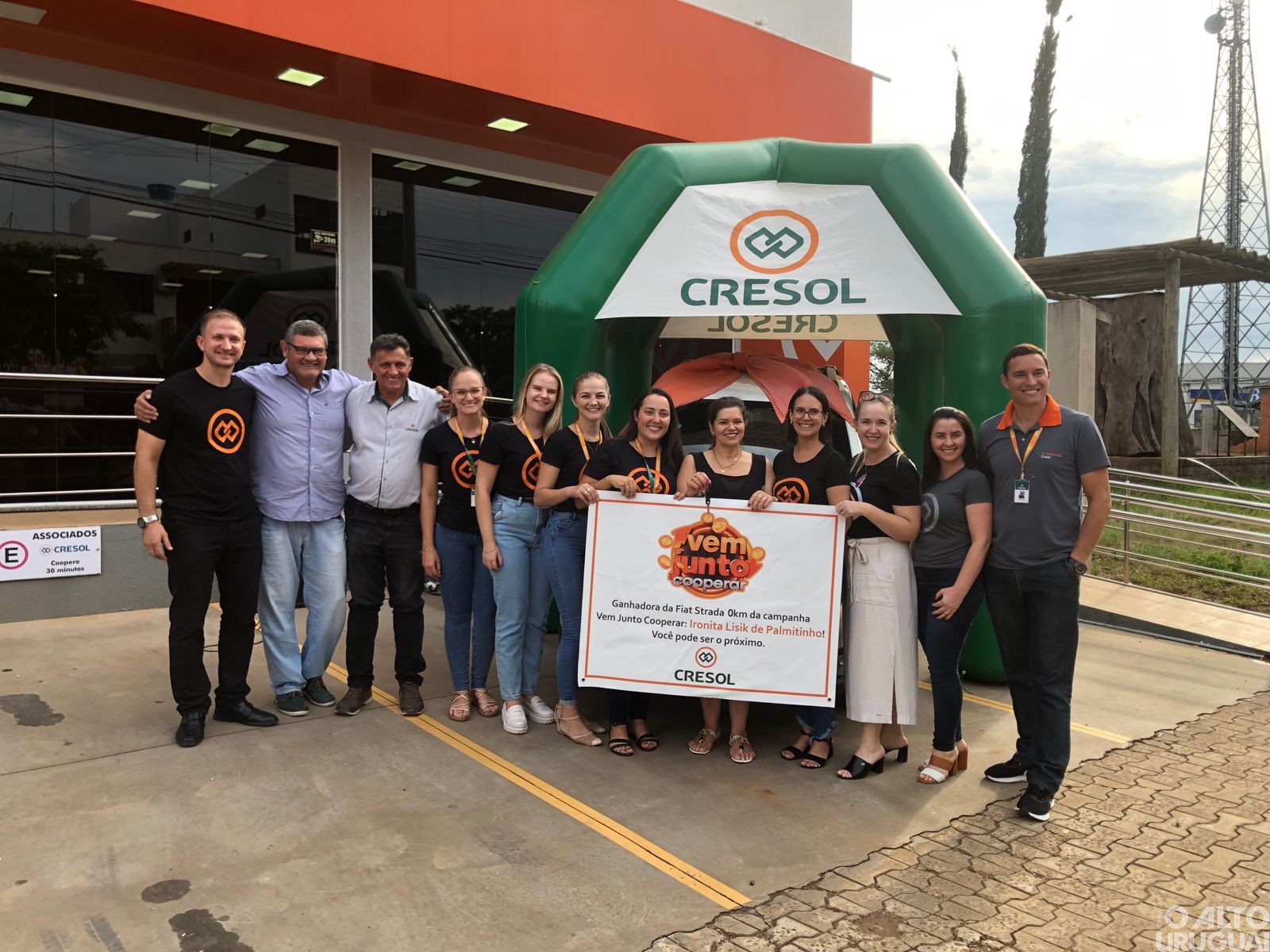 Cresol Raiz entrega veículo para associada de Palmitinho