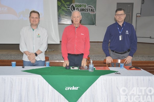 Evento realizado pela Creluz em Pinhal marca o Dia da Árvore