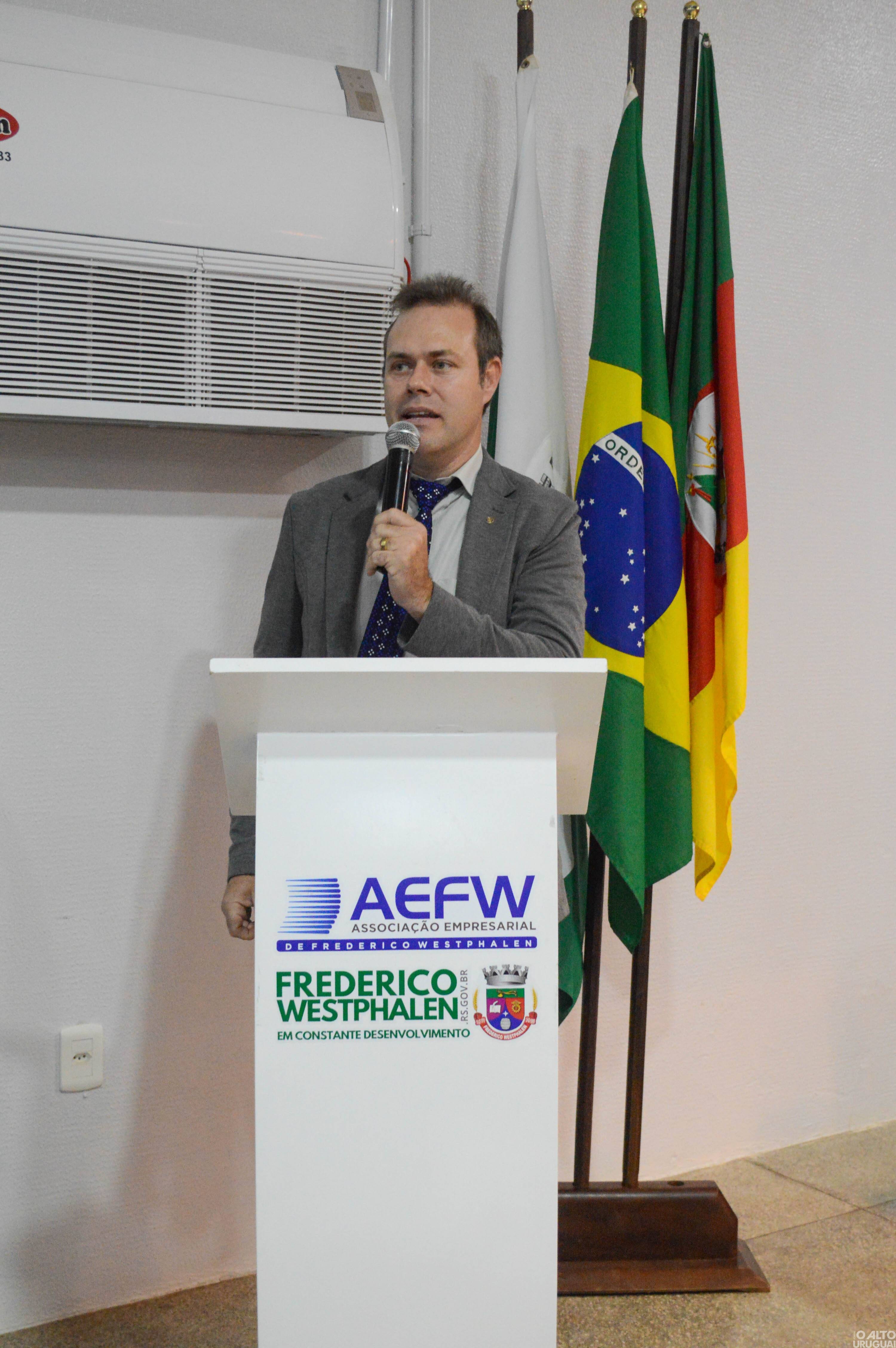 Novas diretorias dos Rotarys tomam posse em FW