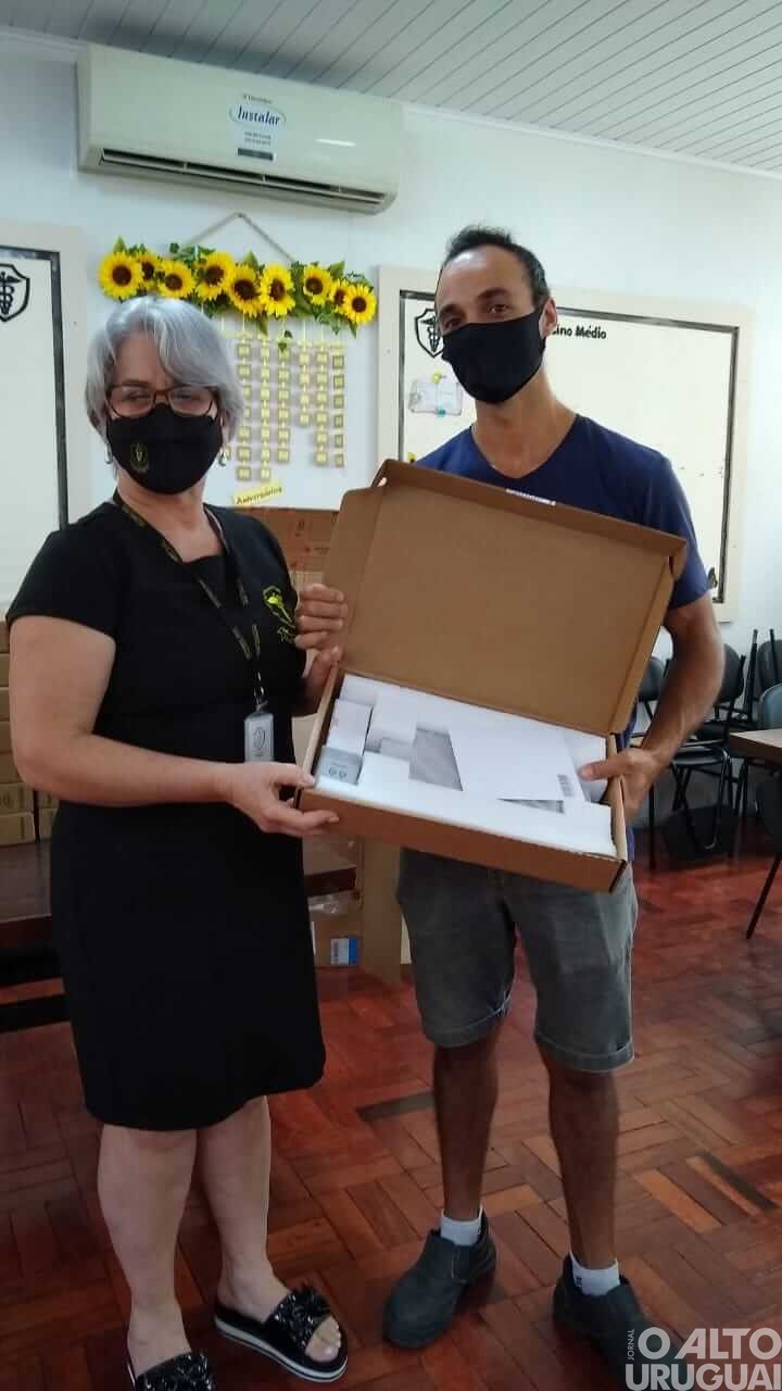 20ª CRE realiza entrega chromebooks para escolas da região