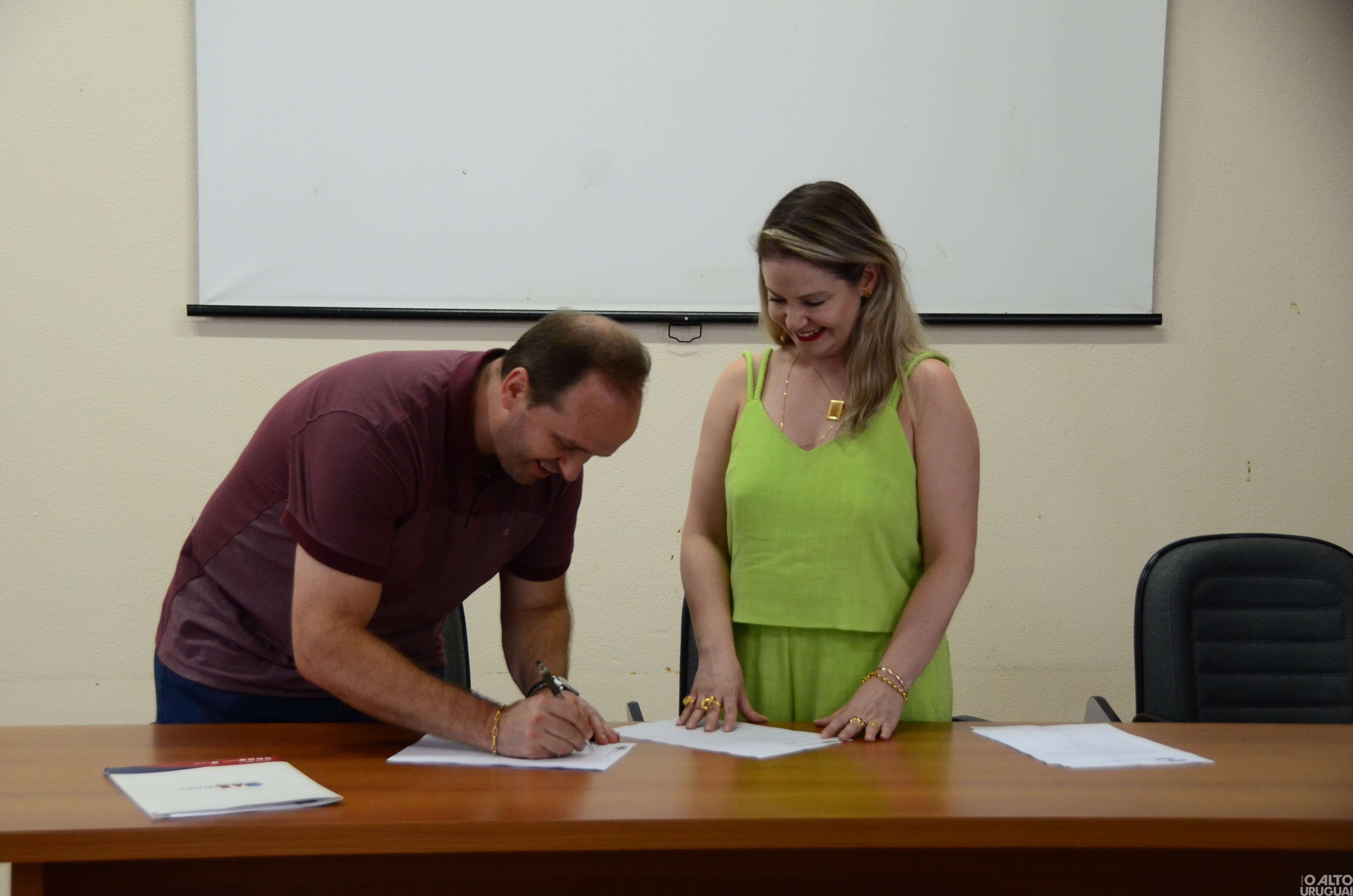 Nova diretoria da Subseção de FW da OAB assina termo de posse