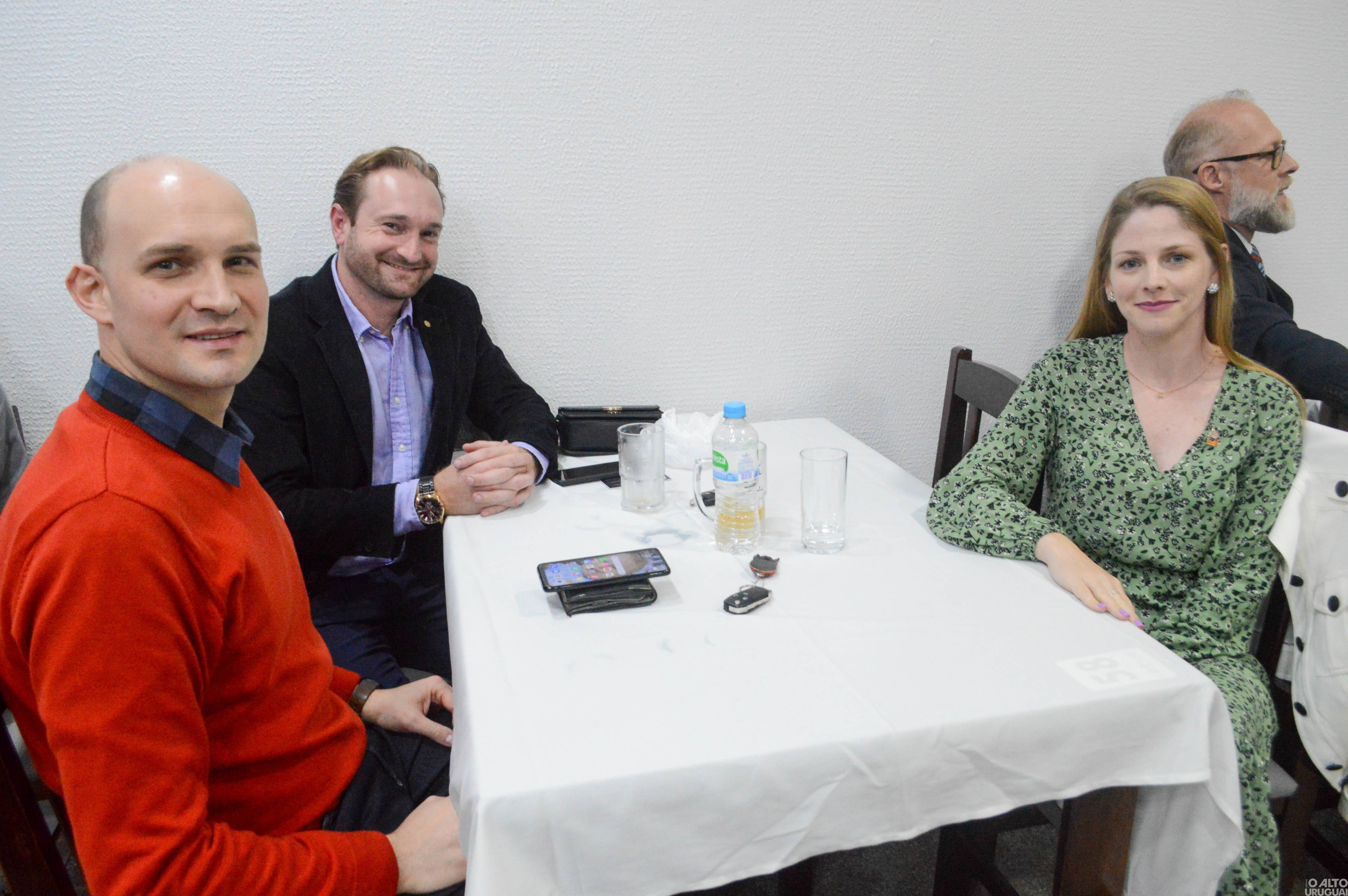 Novas diretorias dos Rotarys tomam posse em FW