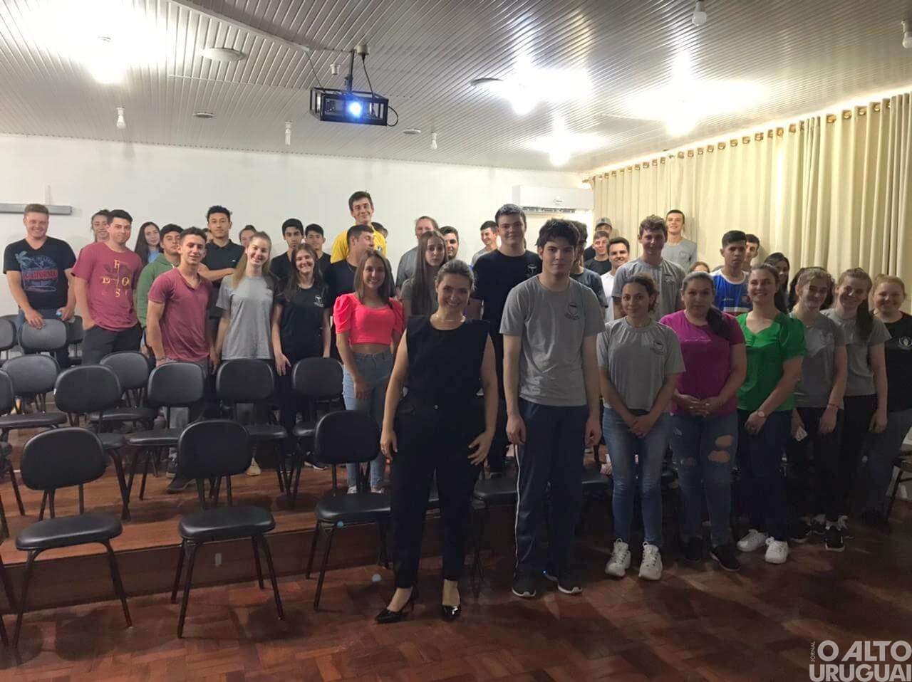 AEFW realiza palestras em escolas da região para público jovem