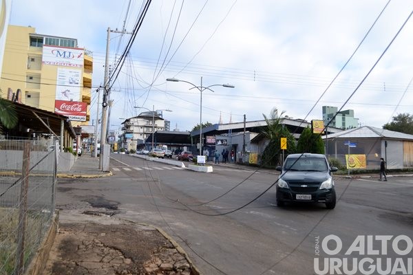 Caminhão derruba fiação de rua nas proximidades da rodoviária de FW