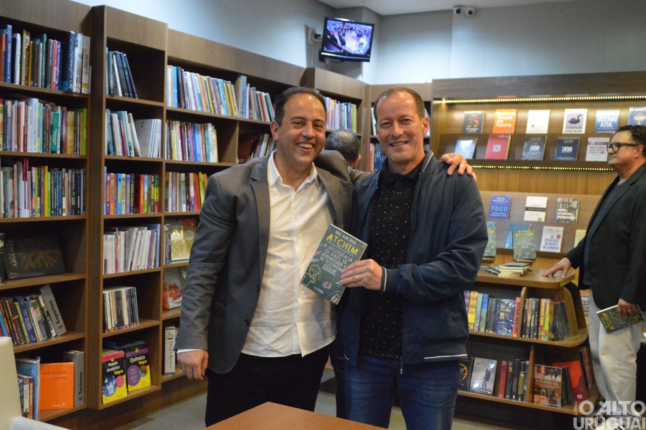Médico Jorge Alan Souza recebe convidados para lançamento de seu livro