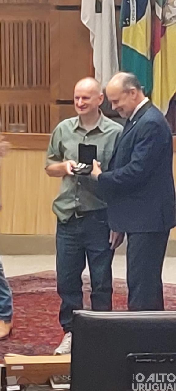 Delegada regional Aline Palma recebe medalha Plínio Brasil Milano