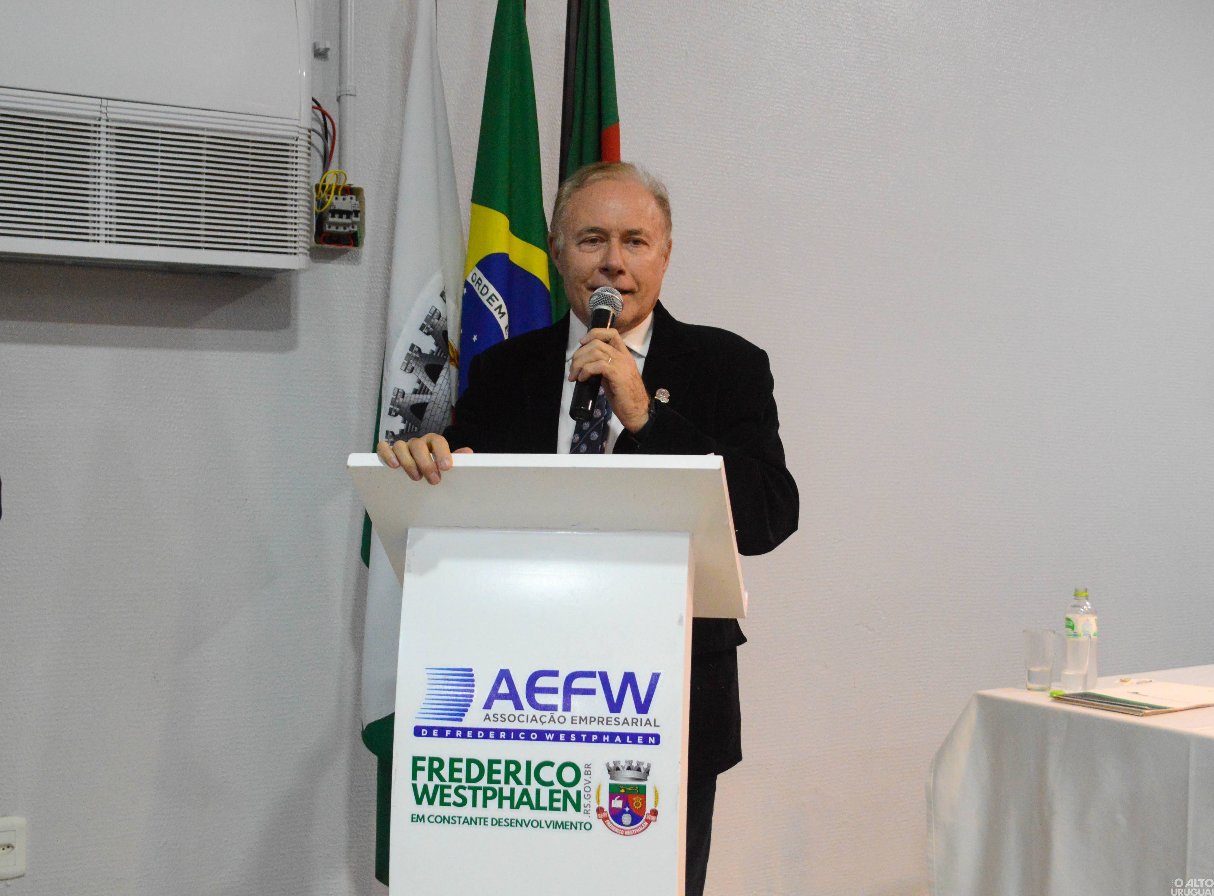 Novas diretorias dos Rotarys tomam posse em FW