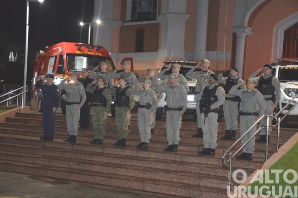 BM e Bombeiros de FW realizam homenagem a sargento morto em Caxias