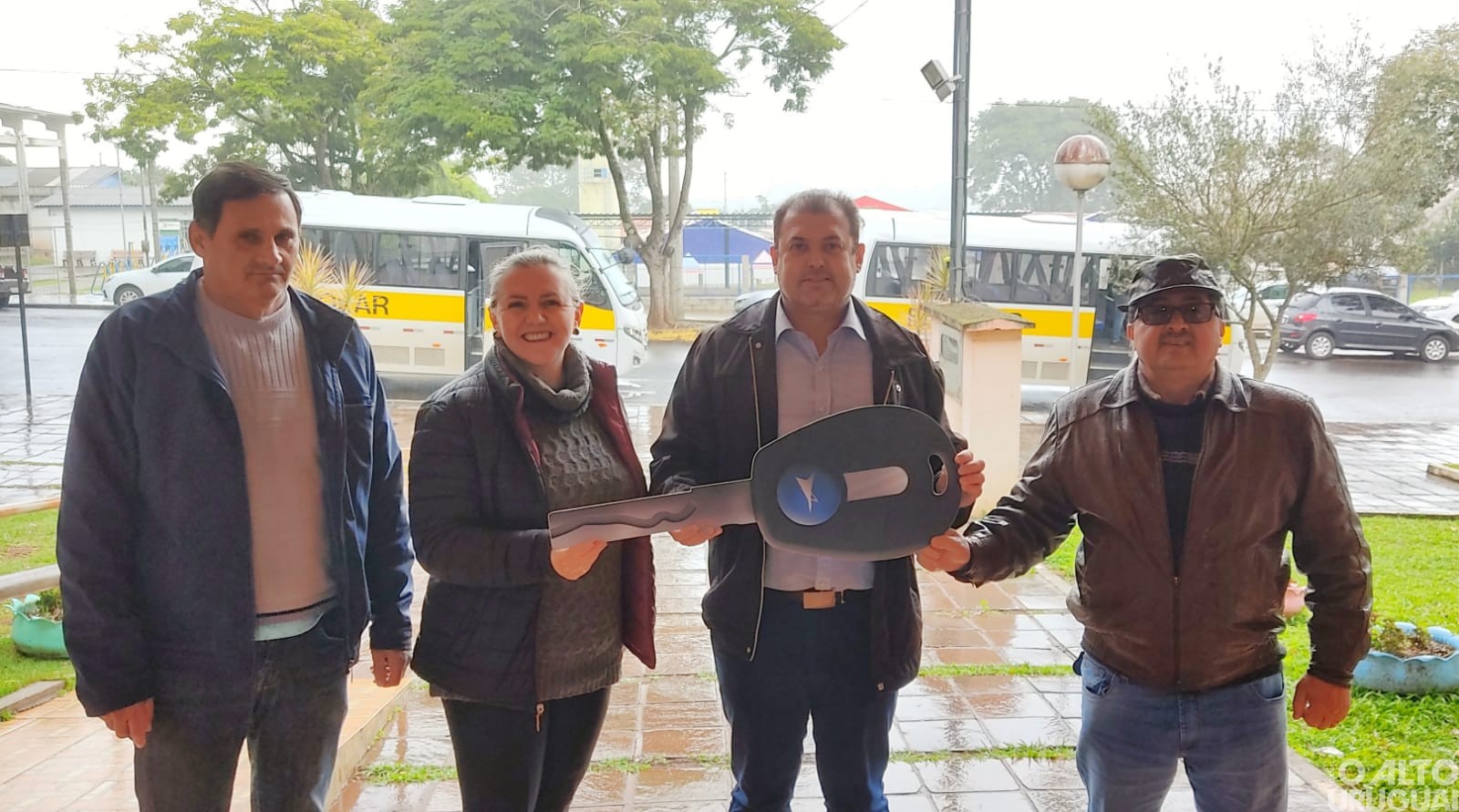 Administração de Planalto adquire mais dois ônibus para o transporte escolar