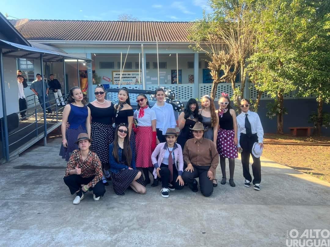 Escola 14 de Maio realiza 1ª Festa dos Anos 60 em Vicente Dutra