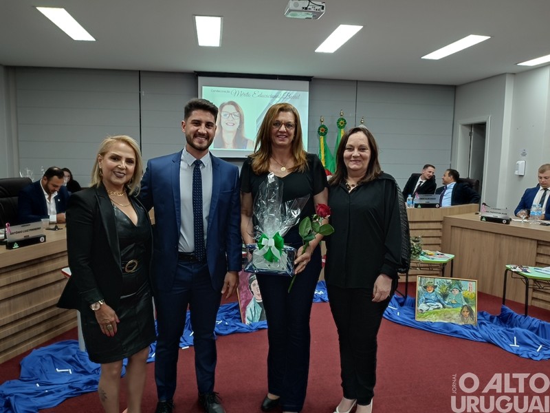 Poder Legislativo valoriza professores com a Condecoração Mérito Educacional Barril
