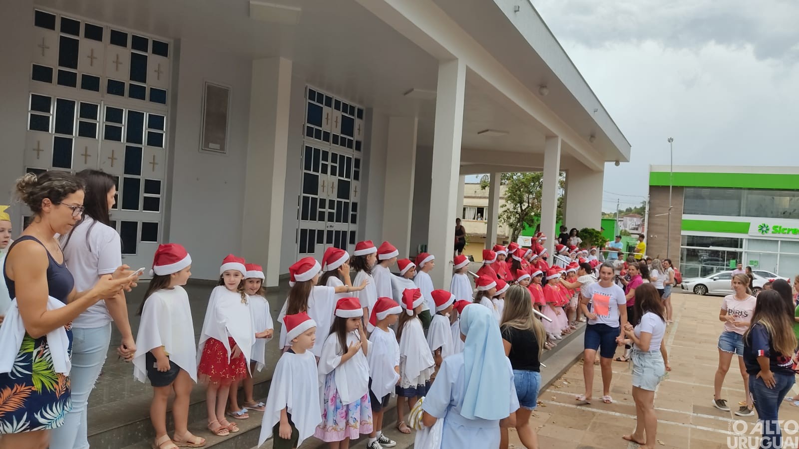 Planalto: chegada do Papai Noel e apresentações das escolas marcam Natal na Praça
